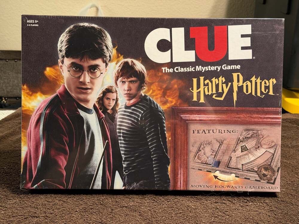 Clue: Harry Potter The Classic Mystery Game with Moving Hogwarts Gameboard